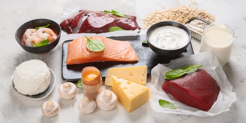 Alimenti ricchi di vitamina B12 disposti sul tavolo